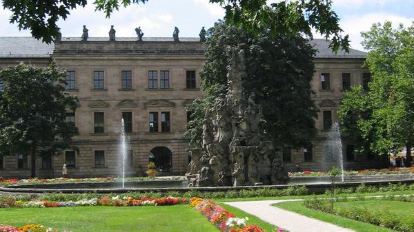 Die barocke Gartenanlage mit den schönen Blumenarrangements lädt zu einem ausgiebigen Spaziergang ein. Wem es in der Sonne zu warm ist, der kann sich in den bewaldeten Teil des Parks zurückziehen. Unser Tipp: Der Botanische Garten liegt direkt neben dem Schlossgarten. Ein Besuch lohnt sich!