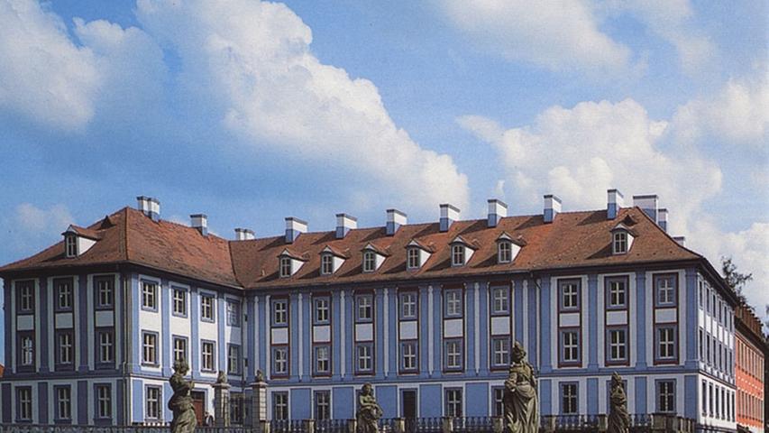 Rechts das Rote, links das Blaue Schloss Obernzenn: Die beiden spätbarocken Schlösser im Landkreis Neustadt an der Aisch-Bad Windsheim sind nach den vorherrschenden Farbtönen ihrer Fassadengestaltung benannt. Beide Gebäude stehen auf den Überresten einer mittelalterlichen Burganlage. 