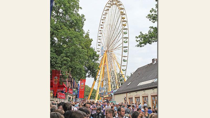 Als "Hausberg" spielt der Burgberg bereits seit Jahrhunderten eine bedeutende Rolle im Leben der Erlanger. Der Südhang wurde ab 1675 für die Anlage von Bierkellern genutzt. Dank der Kellerlagerung wurde Erlangen die Pionierstadt des Bierexports. Hier findet seit 1755 zu Pfingsten die Bergkirchweih, eines der beliebtesten Volksfeste Bayerns statt.Im Burgberggarten sind auch zahlreiche Großplastiken des Erlanger Bildhauers Heinrich Kirchner (1902-1984) zu sehen.