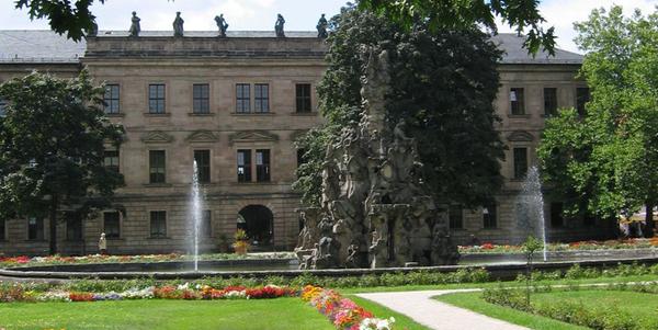 Der Schlossgarten Erlangen, eine der ersten barocken Gartenanlagen Frankens, ist seit 1849 der Öffentlichkeit zugänglich. Legendär ist das Schlossgartenfest, das immer Ende Juni stattfindet und bei dem die Besucher gemeinsam durch die Nacht feiern und tanzen.