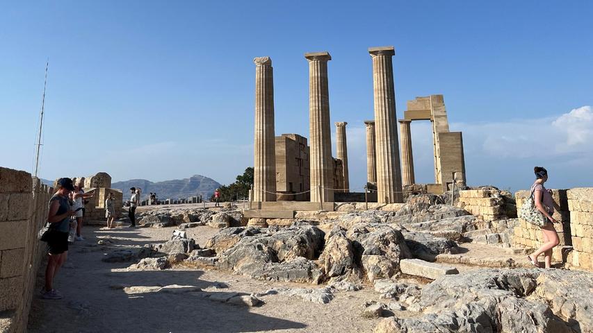 Teile der antiken Tempelanlage sind noch erhalten.