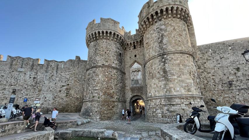 Die mächtigen Befestigungsanlagen umschließen die Altstadt von Rhodos. Im 14. Jahrhundert führten hier die Johanniter Regie.