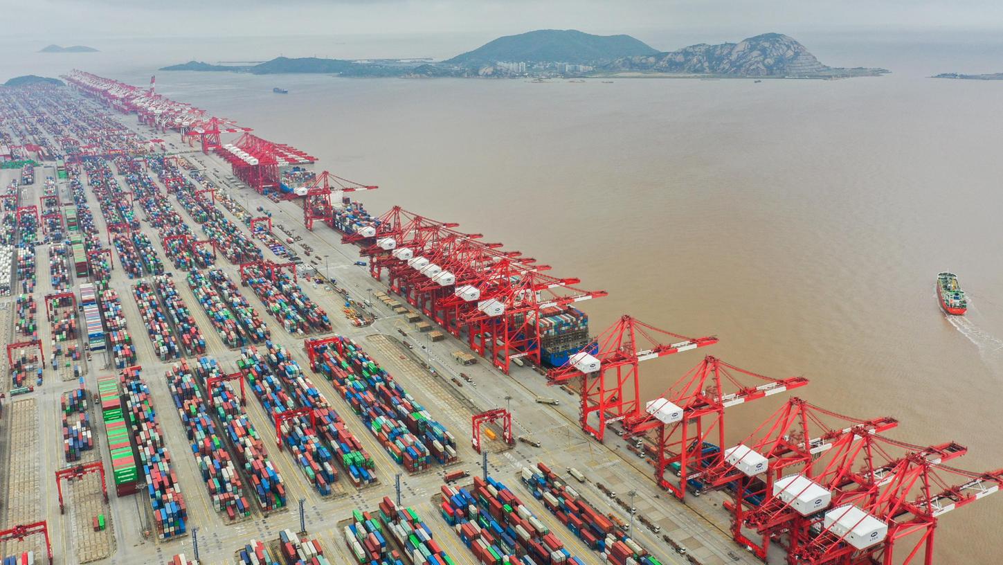 Vom chinesischen Hafen Schanghai aus bringen Containerschiffe normalerweise Waren in die ganze Welt. Doch wochenlang stand hier alles still.
Vom chinesischen Hafen Schanghai aus bringen Containerschiffe normalerweise Waren in die ganze Welt. Doch wochenlang stand hier alles still.