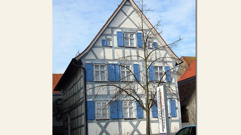 Hier erblickte der Erfinder der Bluejeans das Licht der Welt: Das Geburtshaus von Levi Strauss in Buttenheim beherbergt heute ein Museum zum Gedenken an den Mode-Pionier. 1992 begann die Renovierung des baufälligen Gebäudes, eröffnet wurde das Museum im Jahr 2000. 