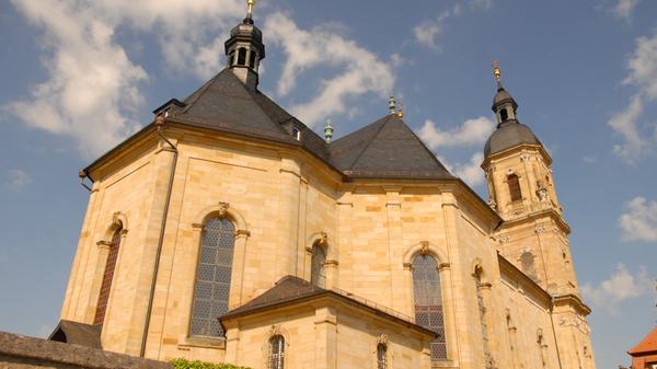 Zentrum des wichtigsten Pilgerortes in der Fränkischen Schweiz: Die Wallfahrtsbasilika in Gößweinstein. Bereits im Jahr 1071 soll auf dem Platz eine Kapelle gestanden haben. Das Baudenkmal liegt seit dem Jahr 2009 an einem markierten Jakobsweg.