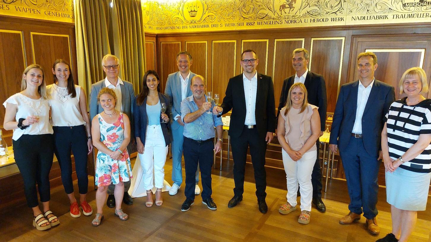 Anstoßen auf eine neue Freundschaft: Schwabachs OB Peter Reiß (Mitte) begrüßte seinen argentinischen Kollegen Ricardo Moccero (links neben ihm) im Goldenen Saal.
Anstoßen auf eine neue Freundschaft: Schwabachs OB Peter Reiß (Mitte) begrüßte seinen argentinischen Kollegen Ricardo Moccero (links neben ihm) im Goldenen Saal.