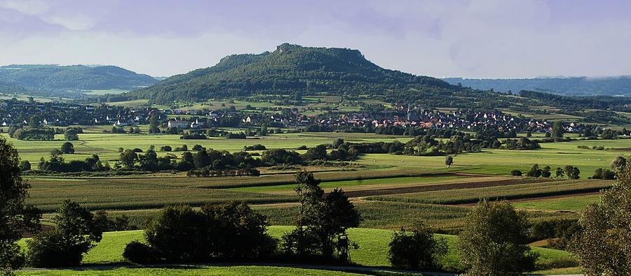 Das oberfränkische Walberla buhlt mit Kreuz-, Staffel- und Hesselberg um den Titel "Berg der Franken". Nicht nur zur wunderbaren Walberla-Kärwa am ersten Maiwochenende ist der Tafelberg ein touristischer Anziehungspunkt. Die Einheimischen bezeichnen übrigens den Berg mit seinem richtigen Namen "Errabürch" (Ehrenbürg). Mit dem Begriff Walberla meinen sie lediglich das Fest.