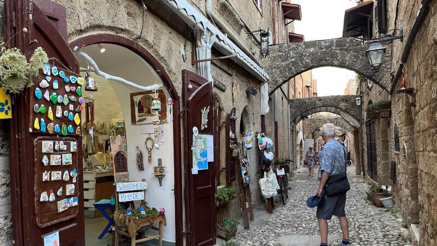 Die Stadt Rhodos lockt mit vielen kleinen Gassen. Seit 1988 gehört die Altstadt zum Weltkulturerbe der Unesco.