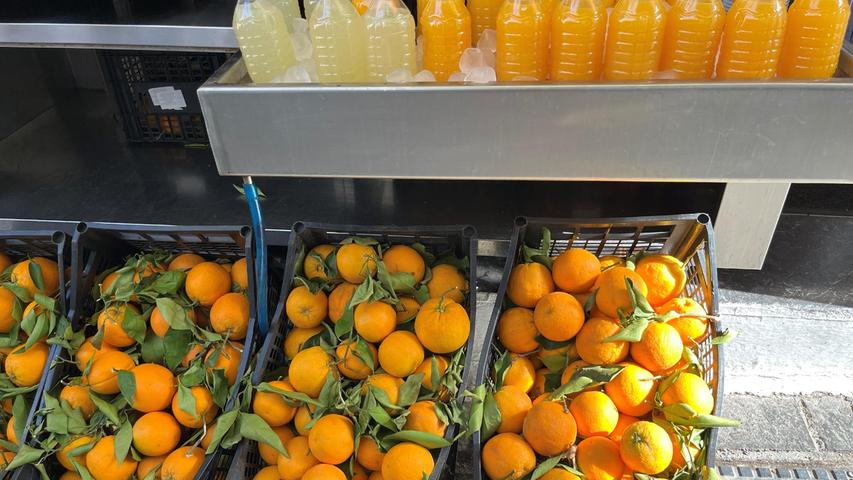 Erfrischend: Fast überall gibt es frisch gepressten Orangensaft.