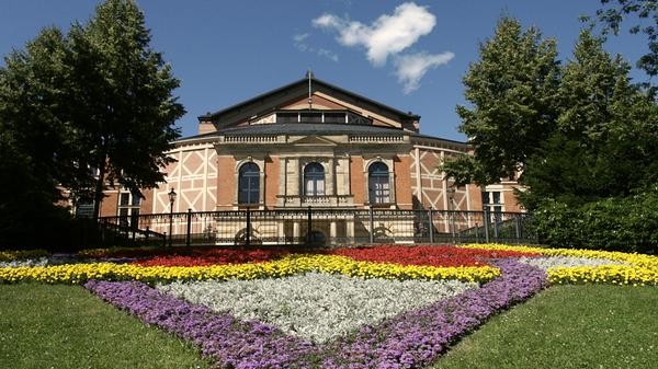 Es geht hinauf – und dabei mitten hinein in Natur und Kultur. So entdeckt man die Festspielstadt Bayreuth oder die Welt des Porzellans in Selb, durchquert die enge Schlucht des Kemplas-Tales mit ihren riesigen Gesteinsblöcken oder das Felsenlabyrinth der Luisenburg. Alle Infos zur Strecke und einzelnen Etappen gibt es hier.