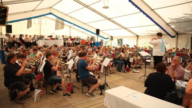 Hartmannshofs Chorleiterin Katharina Polster (rechts) dirigierte die Musizierenden im vollen Festzelt.
Hartmannshofs Chorleiterin Katharina Polster (rechts) dirigierte die Musizierenden im vollen Festzelt.