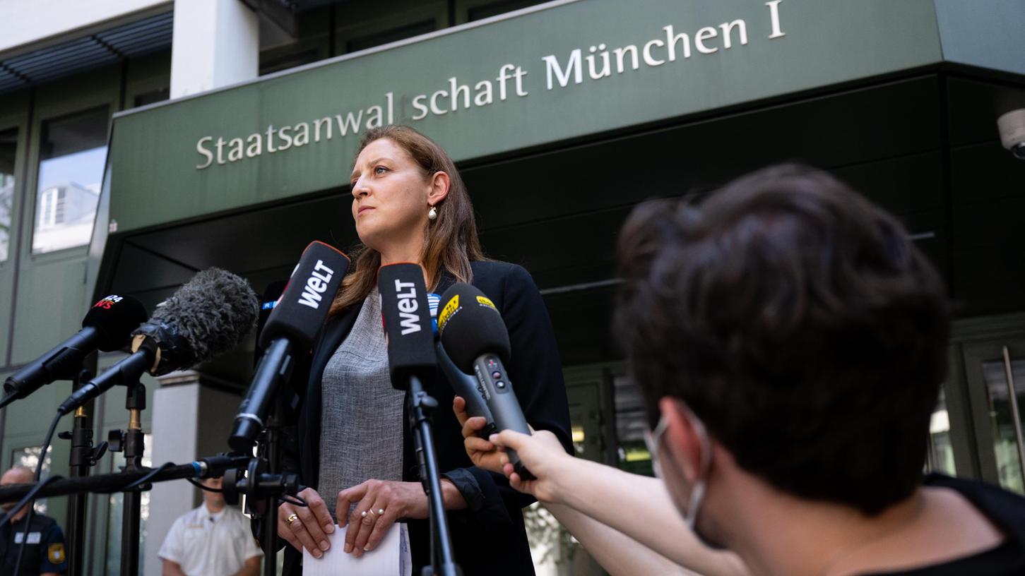 Anne Leiding, Pressesprecherin der Staatsanwaltschaft München I, gab bekannt, dass in München drei Wohnungen und ein Bankkonto von Russen beschlagnahmt worden sind.
Anne Leiding, Pressesprecherin der Staatsanwaltschaft München I, gab bekannt, dass in München drei Wohnungen und ein Bankkonto von Russen beschlagnahmt worden sind.