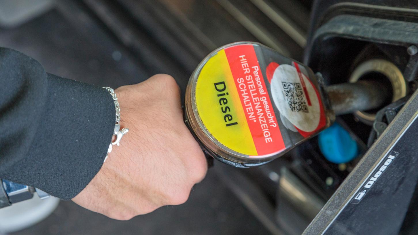 Ein Mann tankt an einer Tankstelle Diesel: Die steigenden Preise haben den Steuernachlass auf Diesel komplett aufgefressen.
Ein Mann tankt an einer Tankstelle Diesel: Die steigenden Preise haben den Steuernachlass auf Diesel komplett aufgefressen.