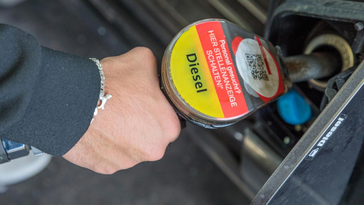 Ein Mann tankt an einer Tankstelle Diesel: Die steigenden Preise haben den Steuernachlass auf Diesel komplett aufgefressen. 