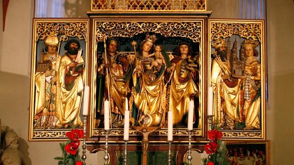 Ob er tatsächlich vom Renaissance-Meister Matthias Grünewald entworfen wurde, ist zwar seit einiger Zeit umstritten: Dennoch ist der Lindenhardter Altar im Lindenhardter Forst an der Quelle des Roten Main (Landkreis Bayreuth) ein Schmuckstück, das zahlreiche Touristen anzieht. Das Wahrzeichen der St. Michaelskirche stammt aus dem Jahr 1503.