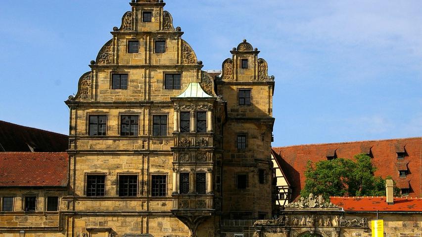 Früher Rats- und Richtplatz, heute ein beliebter Ort für Theateraufführungen (u.a. die Calderon-Festspiele): Die Alte Hofhaltung in Bamberg. Der historische Gebäudekomplex wurde ab dem 15. Jahrhundert gebaut und erstrahlt auch noch heute in alter Pracht.