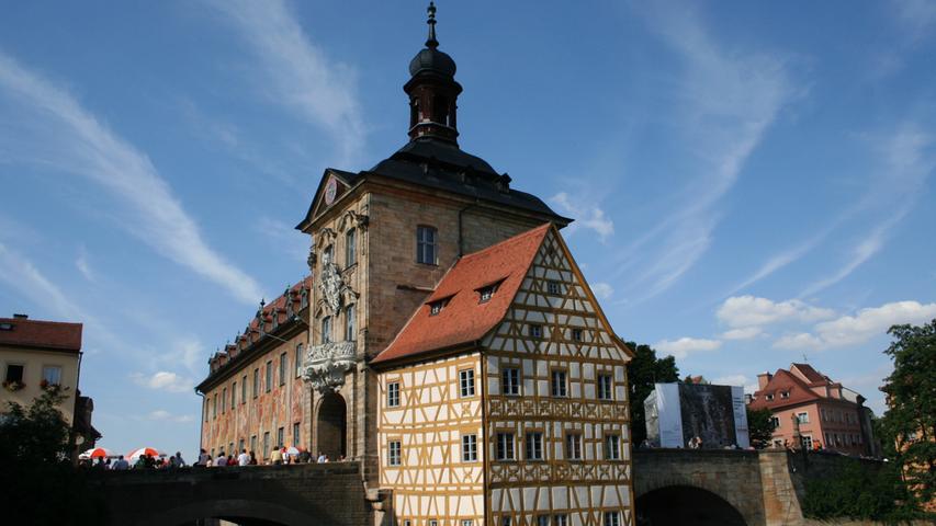 Das Alte Rathaus in Bamberg ist zumindest der Sage nach ein architektonisches Bubenstück. Da der Bischof den Bürgern verbot, ein Rathaus auf seinem Land zu bauen, stellten sie es mitten in die Regnitz. Es zählt zu den bedeutensten Bauwerken in der Bamberger Innenstadt. Im Inneren des Rathauses ist die zu den Museen der Stadt gehördende Prozellansammlung Ludwing ausgestellt, eine der größten Ihrer Art in Europa.