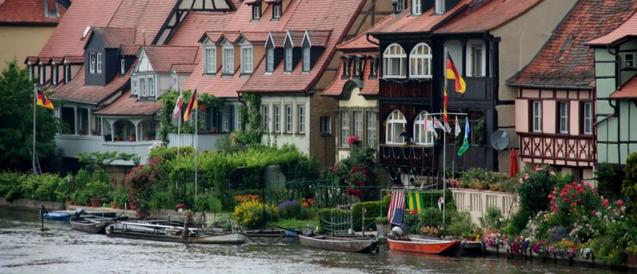 Das oberfränkische Schmuckkästchen Bamberg ist auch bekannt als "Klein Venedig". Nicht nur zur Sandkerwa bietet die Stadt eine beeindruckende Kulisse: Die Fischerhäuser an der Regnitz sind immer einen Ausfluig wert. Außerdem bietet Bamberg gelebte Geschichte an fast allen Häuserecken.