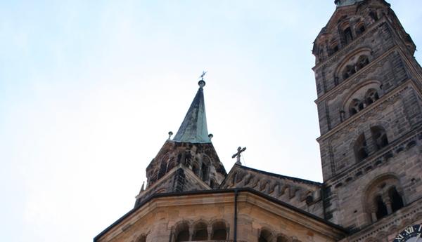 Der romanische Bamberger Dom St. Peter und St. Georg gehört zu den deutschen Kaiserdomen und ist mit seinen vier Türmen das beherrschende Bauwerk des Weltkulturerbes Bamberger Altstadt. Er steht auf der markanten Erhebung des Dombergs, der noch weitere historische Gebäude aufweist. Im Inneren befinden sich neben dem Bamberger Reiter das Grab des einzigen heiliggesprochenen Kaiserpaars des Heiligen Römischen Reichs sowie das einzige Papstgrab in Deutschland und nördlich der Alpen. Der Bamberger Dom ist die vierte Basilica minor des Erzbistums Bamberg.