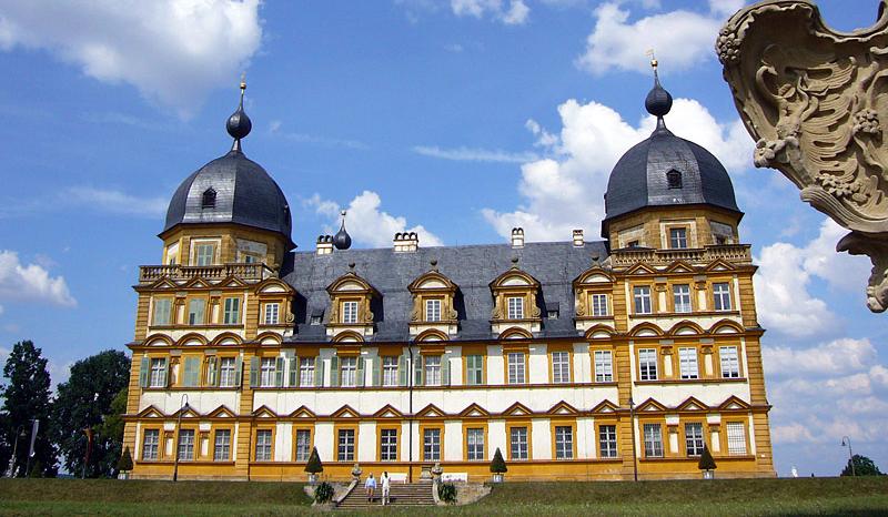 Früher nutzten Bamberger Fürstbischöfe das Schloss Seehof als Sommer- und Jagdschloss. Nach Renovierungsarbeiten des Freistaates steht die prächtige Barockanlage nun der Öffentlichkeit offen. Die Orangen- und Zitronenbäume durchdringen den wunderschönen Garten mit einem verführerischen Duft. Dort ist auch im Sommer jeweils zu den vollen Stunden das Wasserspiel am künstlich angelegten Wasserfall zu betrachten. Das Café lädt dazu ein, die Eindrücke geschmackvoll zu verarbeiten. 