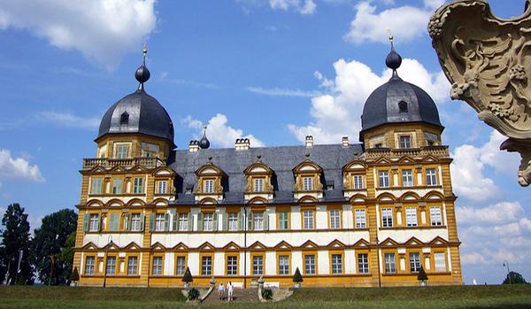 Früher nutzten Bamberger Fürstbischöfe das Schloss Seehof als Sommer- und Jagdschloss. Nach Renovierungsarbeiten des Freistaates steht die prächtige Barockanlage nun der Öffentlichkeit offen. Die Orangen- und Zitronenbäume durchdringen den wunderschönen Garten mit einem verführerischen Duft. Dort ist auch im Sommer jeweils zu den vollen Stunden das Wasserspiel am künstlich angelegten Wasserfall zu betrachten. Das Café lädt dazu ein, die Eindrücke geschmackvoll zu verarbeiten.