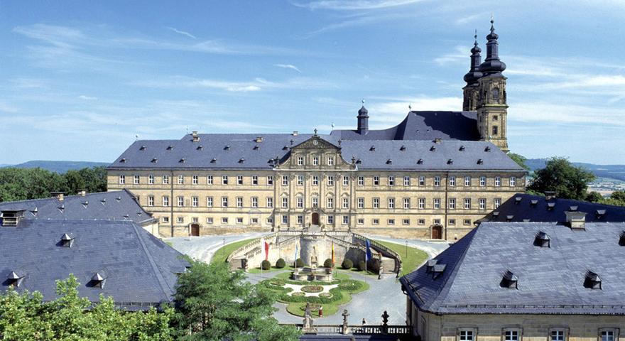 Das Kloster Banz, Teil des Dreigestirns (Banz, Vierzehnheiligen, Staffelberg) im sogenannten "Gottesgarten" rund um Bad Staffelstein, blickt auf eine höchst wechselvolle Geschichte zurück. Heute beheimatet es die CSU-nahe Hans-Seidel-Stiftung und einmal im Jahr das Liedermacherfestival "Songs an einem Sommerabend". 