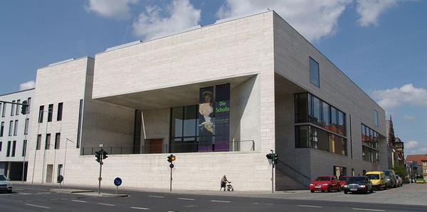 Im Jahr 2000 wurde das Museum Georg Schäfer in Schweinfurt eröffnet und es erregt bis heute internationale Aufmerksamkeit – nicht nur durch seine hochkarätige Sammlung, sondern auch als architektonisches Meisterwerk von Volker Staab, der auch das Neue Museum in Nürnberg geplant hat. Der moderne Bau beherbergt einzigartige Werke der deutscher Malerei und Zeichenkunst von 1760 bis 1930. Dazu zählen Exponate von Caspar David Friedrich, Carl Spitzweg, Ferdinand Waldmüller, Adolph von Menzel und den Impressionisten Max Slevogt, Lovis Corinth und Max Liebermann. Die Einrichtung glänzt auch immer wieder mit anspruchsvollen Wechselausstellungen.