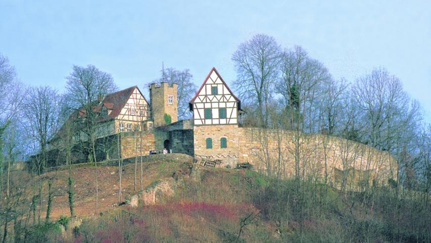 Die Burg Königsberg ist die Ruine einer ehemaligen hochmittelalterlichen Reichsburg. Sie liegt über der gleichnamigen Fachwerkstadt  im unterfränkischen Landkreis Haßberge. Die 1921 gegründete und heute noch aktive Schlossberggemeinde hatte sich zur Aufgabe gestellt, die Ruine im freiwilligen Arbeitseinsatz von Schutt freizulegen, aufzubauen und zu unterhalten. Allerdings zeugen nur noch die gewaltigen Grundmauern und einige Bastionen, der wieder aufgebaute Wachtturm und die den tiefen Graben überspannende Brücke von der einstigen Stärke. Erhalten ist auch der tiefe Brunnen mit dem Brunnenhaus auf dem Burgplateau.   