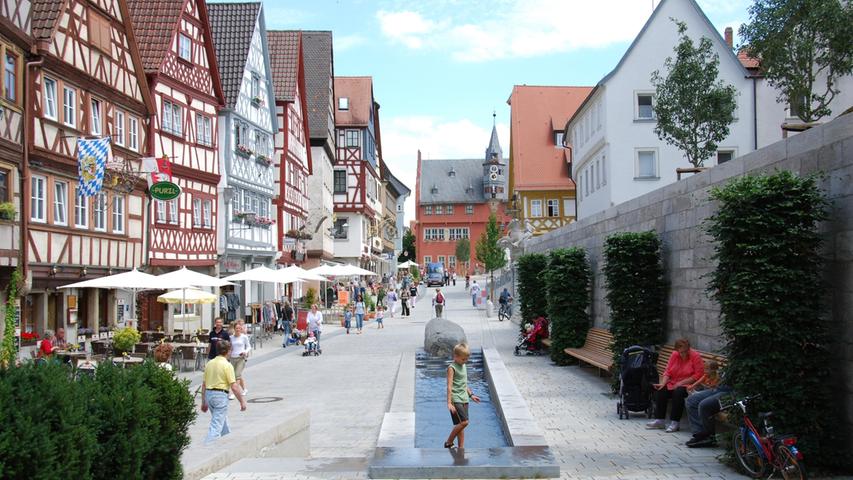 Liebevoll restauriertes Fachwerkjuwel: Die Hauptstraße in Ochsenfurt erstrahlt seit einigen Jahren in neuem alten Glanz. Der schönste Straßenzug der unterfränkischen Stadt verläuft vom Klingentor bis zum Oberen Tor. 