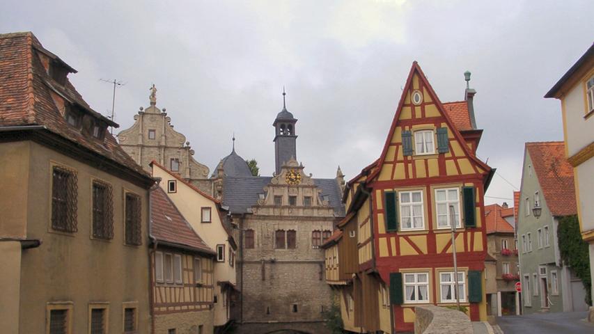 Es ist ein Fotomotiv, wie man es sich nur wünschen kann: Das romantisch am Breitbach gelegene und ursprünglich auf das 17. Jahrhundert zurückgehende Malerwinkelhaus ist das Wahrzeichen der Stadt Marktbreit. Es hat auch viele Künstler inspiriert - vor allem im Ensemble mit den angrenzenden Gebäuden. Jahrhundertelang diente es als Geschäftshaus. Heute ist in dem malerischen Fachwerkbau das Museum Malerwinkelhaus mit den Dauerausstellungen „Frauen-Zimmer. Lebensstationen in einer fränkischen Kleinstadt“ und dem „Römerkabinett“ untergebracht. 