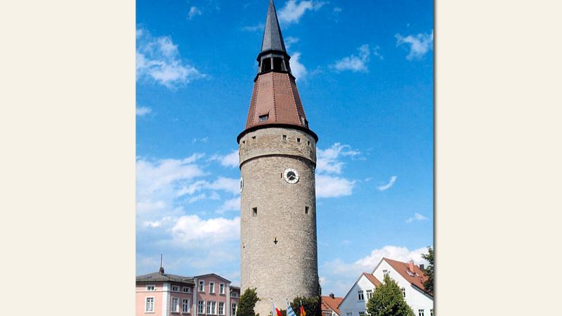 Der Falterturm ist ein Wahrzeichen der unterfränkischen Stadt Kitzingen. Der runde Turm entstand wohl zwischen 1469 und 1496 als eine Art Wachturm. Die schiefe Turmspitze ist das kuriose Highlight des Bauwerks.