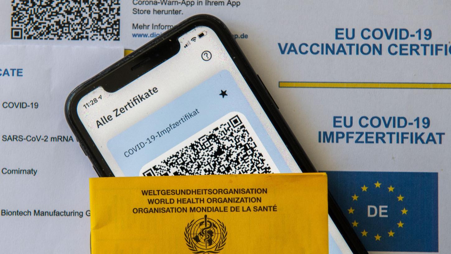 Einige EU-Länder führen wieder Reisebeschränkungen ein. Urlauber sollten ihre Gesundheitsdokumente immer dabei haben. 
