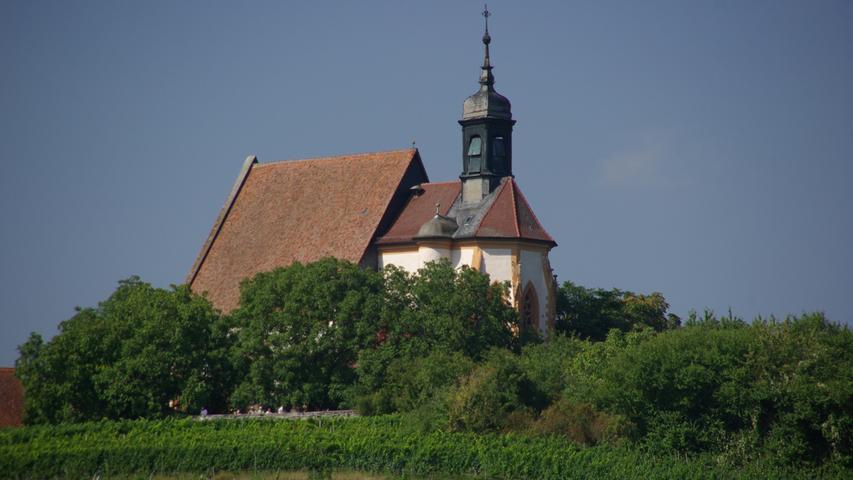 Die Wallfahrtskirche Maria im Weingarten liegt mitten im Herzen der Weinberge über dem fränkischen Ort Volkach an der Mainschleife. Im Inneren  der spätgotischen Kirche befindet sich mit der "Madonna im Rosenkranz" (1524) ein bedeutendes Werk von Tilman Riemenschneider. 