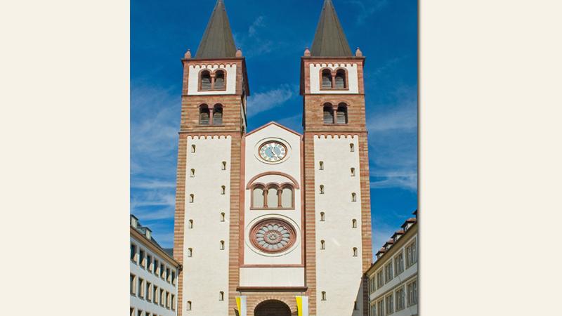 Der Würzburger Dom in der Altstadt ist dem Heiligen Kilian, dem Schutzheiligen der Stadt und des Bistums, geweiht. Im Zweiten Weltkrieg wurde das monumentale Gotteshaus stark beschädigt und ab 1945  renoviert. Mit einer Gesamtlänge von 105 Metern ist der Dom das viertgrößte romanische Kirchengebäude Deutschlands.