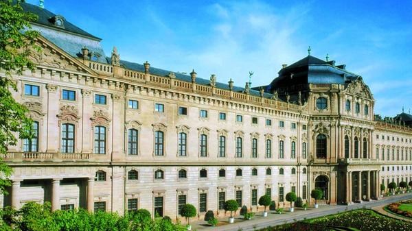 Im Jahr 1744 wurde der barocke Bau vollendet: Die Residenz Würzburg ist ein beliebtes Ausflugsziel für Touristen. Das Weltkulturerbe diente als Sitz der Fürstbischöfe. Heute ist die Residenz ein Museum und kann ganzjährig besucht werden.