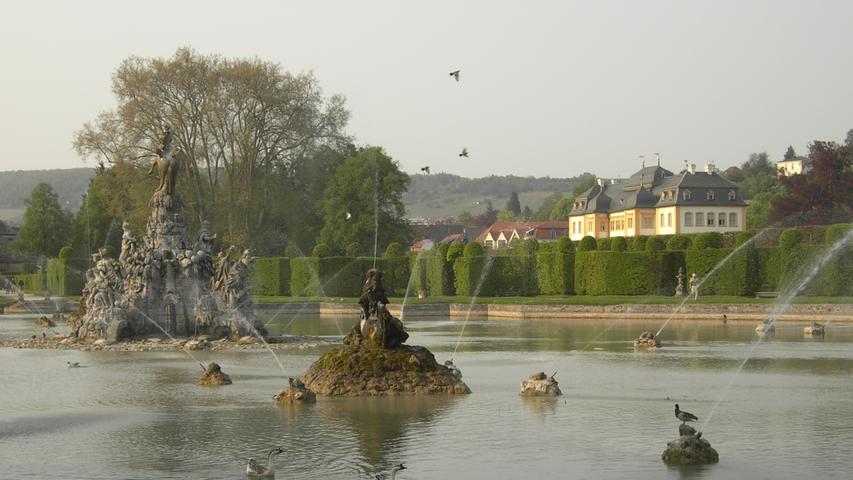 Der Hofgarten Veitshöchheim ist einer der wenigen Rokokogärten, die im 19. Jahrhundert nicht der Schere zum Opfer fielen, genauer gesagt, dem damals modernen englischen Stil ohne Hecken und geometrische Anspflanzungen. Die Anlage wurde im 17. Jahrhundert. begonnen und unter Adam Friedrich von Seinsheim (1755-1779) vollendet. Sie ist mit fast 300 Skulpturen ausgestattet und besticht mit einer Vielzahl von Heckengebilden und Rondells, die immer wieder überraschende Ausblicke zulassen.