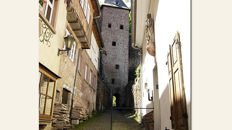 Der Schnatterlochturm steht auf dem Marktplatz in Miltenberg. Wer durch seine Pforte hindurch geht, steht danach direkt im Wald. Doch das eigentliche Schnatterloch befindet sich unter der Pforte in der Stadtmauer. Wenn es stark regnet, fließt dort das Wasser durch die Stadtmauer ab und über eine Entwässerungsrinne zum Marktplatz. "Schnatter" leitet sich von "Snade" ab und bedeutet Grenze. Denn der Regenwassergraben war einst auch die Stadtgrenze.