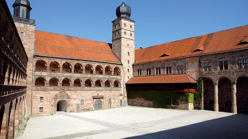 Die Plassenburg, eine einstige Hohenzollernfestung hoch über Kulmbach,  ist das Wahrzeichen der Stadt. Die Burg beherbergt vier Museen mit abwechslungsreichen Sammlungen und spannenden Informationen zur Geschichte der Burg, der Stadt und der Region. Der Schöne Arkadenhof mit dichtem Reliefdekor ist eine der bedeutendsten Schöpfungen der deutschen Renaissance. Sehenswert sind auch die Markgrafenzimmer mit alten Ansichten, Herrscherportraits und dem vergoldeten Baldachinbett der Markgräfin Maria (um 1630) sowie das Museum "Hohenzollern in Franken" und das "Armeemuseum Friedrich der Große" (Sammlung Windsheimer).