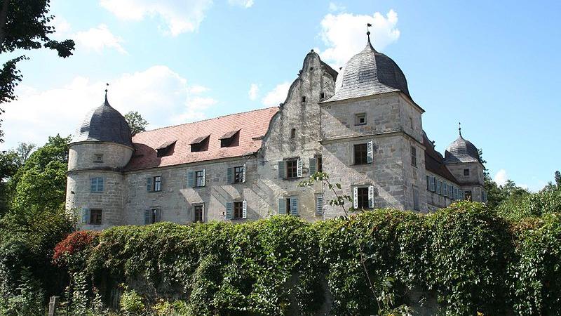 Das Wasserschloss liegt zwischen Coburg und Kronach. Es wurde im Jahr 1226 erstmals urkundlich erwähnt. Das Renaissance-Wasserschloss ist von einem Wassergraben umgeben. Man kann das Schloss besuchen und bestaunen. Innen sind viele Einrichtungsgegenstände aus dem 16. bis 20. Jahrhundert zu sehen.