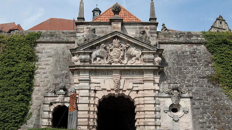 Die Festung Rosenberg in Kronach ist eine der größten und am besten erhaltenen Festungsanlagen in Deutschland, deren Ursprünge bis ins 13. Jahrhundert zurückreichen. Unter anderem hat der berühmte Barockbaumeister Balthasar Neumann hier gewirkt.