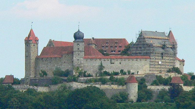 Die Burg wurde erstmals 1056 urkundlich erwähnt und im 14. und 15. Jahrhundert wegen ihrer strategischen Bedeutung zu einer der größten Burganlagen Deutschlands ausgebaut. Heute beherbergt die Veste Coburg mehrere Kunstsammlungen, die zu den bedeutendsten in ganz Deutschlands gehören und größtenteils auf den Kunstbesitz der Coburger Herzöge zurückgehen. Das Museum umfasst ein Kupferstichkabinett, eine Jagdwaffen- und Gläsersammlung sowie eine Wagen- und Schlittensammlung. Unter den Kunstwerken sind Gemälde von Lucas Cranach und der altdeutschen Malerei (Dürer, Grünewald, Holbein) sowie Plastiken von Tilman Riemenschneider.