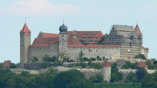 Die Burg wurde erstmals 1056 urkundlich erwähnt und im 14. und 15. Jahrhundert wegen ihrer strategischen Bedeutung zu einer der größten Burganlagen Deutschlands ausgebaut. Heute beherbergt die Veste Coburg mehrere Kunstsammlungen, die zu den bedeutendsten in ganz Deutschlands gehören und größtenteils auf den Kunstbesitz der Coburger Herzöge zurückgehen. Das Museum umfasst ein Kupferstichkabinett, eine Jagdwaffen- und Gläsersammlung sowie eine Wagen- und Schlittensammlung. Unter den Kunstwerken sind Gemälde von Lucas Cranach und der altdeutschen Malerei (Dürer, Grünewald, Holbein) sowie Plastiken von Tilman Riemenschneider.
