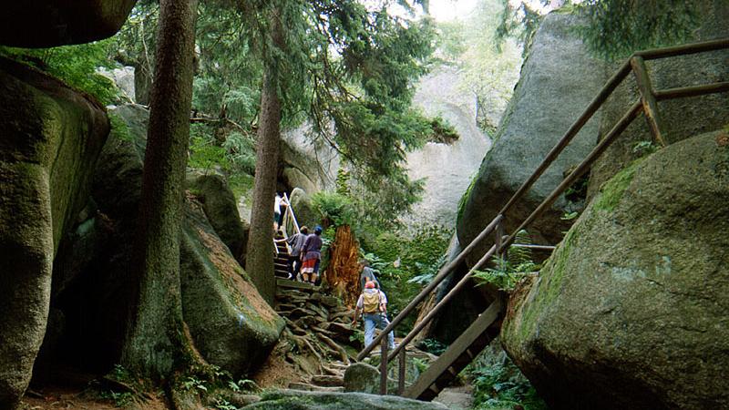 Riesige Felsbrocken, umgeben von Höhlen und Schluchten, prägen das Felsenlabyrinth in Luisenburg. Schon immer übte der Ort mit seinen über 300 Millionen Jahre alten Granitformationen eine ganz besondere Faszination auf die Menschen aus: In früheren Jahrhunderten fürchtete man das "Felsenmeer". Inzwischen erfreuen sich alljährlich über 100.000 Besucher aus Nah und Fern an diesem einmaligen Naturdenkmal. Auf einem Rundweg kann man seine Besonderheit und Einzigartigkeit erkunden. 