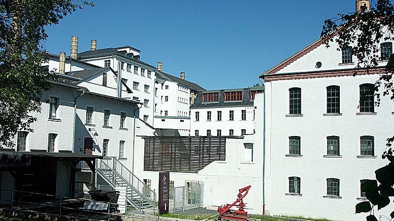 Die Pozellanproduktion im östlichen Oberfranken wird immer mehr zum Fall fürs Museum: Das Porzellanikon in einer ehemaligen Rosenthal-Fabrikhalle in Selb ist nicht nur eines der wichtigsten Industriemuseen in Deutschland, sondern zugleich Denkmal für ein Stück große Industrie-Geschichte in Bayern.