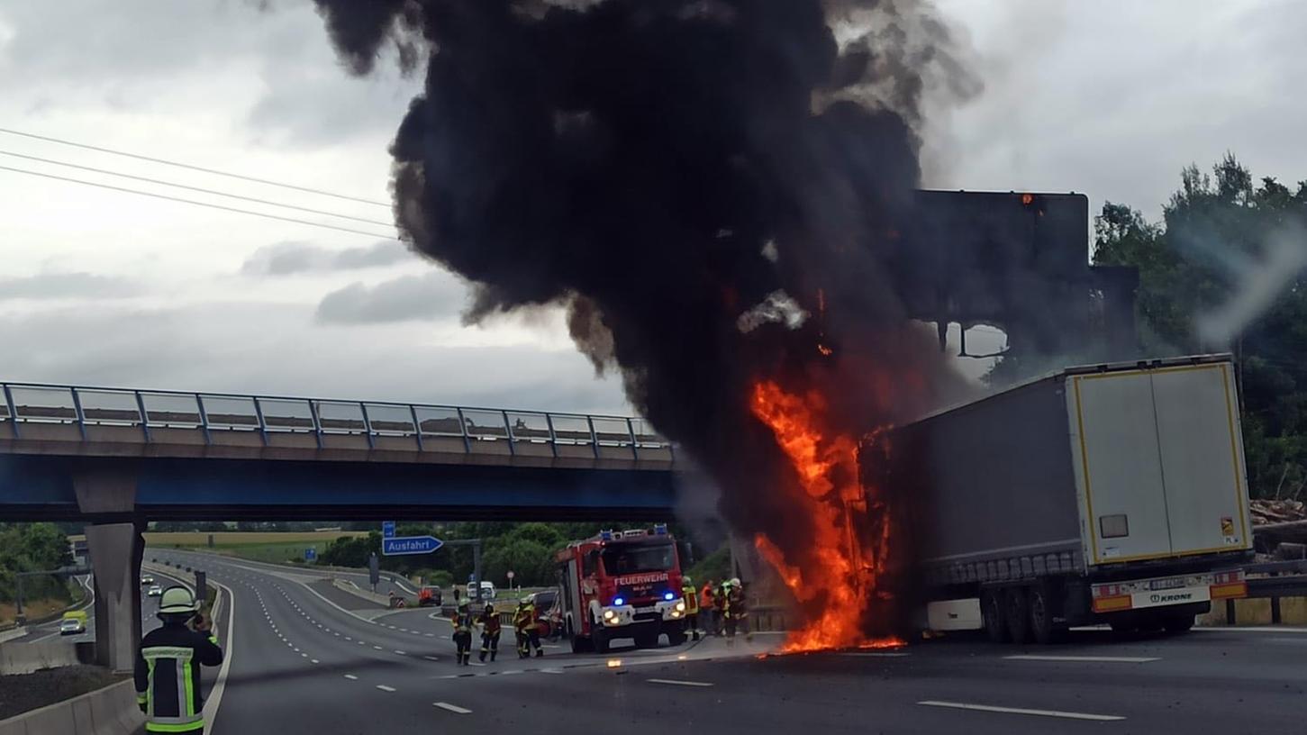 Beim Eintreffen der Feuerwehr stand das Führerhaus schon in Vollbrand.
Beim Eintreffen der Feuerwehr stand das Führerhaus schon in Vollbrand.