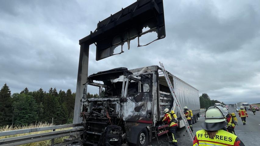 Durch die Hitze schmolz die Schilderbrücke und heißes Aluminium tropfte auf die Fahrbahn.
Durch die Hitze schmolz die Schilderbrücke und heißes Aluminium tropfte auf die Fahrbahn.