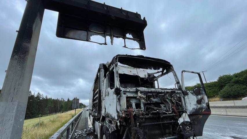 Durch die Hitze schmolz die Schilderbrücke und heißes Aluminium tropfte auf die Fahrbahn.
Durch die Hitze schmolz die Schilderbrücke und heißes Aluminium tropfte auf die Fahrbahn.