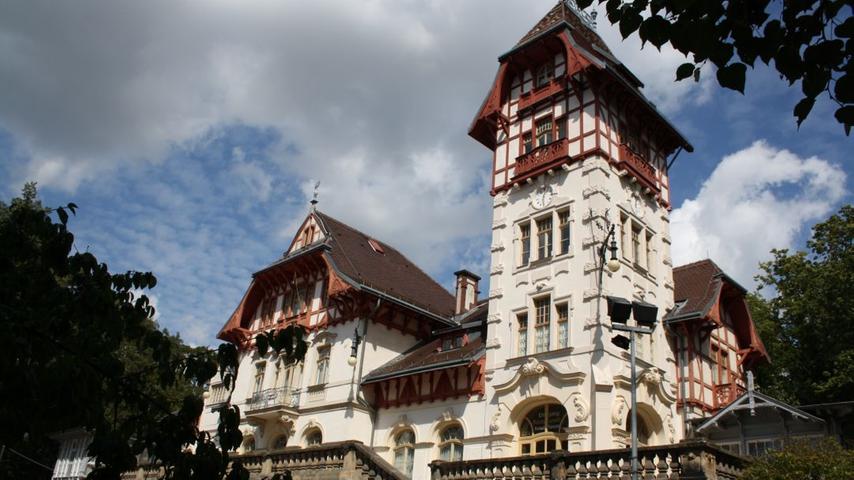 Noch ein Highlight aus Oberfranken: Der Bürgerpark Theresienstein in Hof ist eine der ältesten Parkanlagen Deutschlands und wurde in den 1990er Jahren zusammen mit den Saaleauen für die Landesgartenschau verwendet. 2003 wurde die Anlage zum schönsten Park des Landes gewählt. Die berühmteste Sehenswürdigkeit ist das Wirtschaftsgebäude. Darin befinden sich ein Restaurant sowie eine Kunstgalerie. In den warmen Monaten lädt ein Biergarten vor dem Gebäude zum verweilen ein. Im Pavillon gegenüber spielen im Sommer häufig die Symphoniker ein Konzert. 