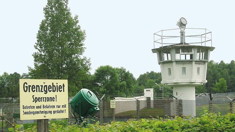 Das Freilichtmuseum Mödlareuth ist ein Freilichtmuseum in dem einst durch die innerdeutsche Grenze geteilten Ort Mödlareuth. Die Amerikaner hatten den Ort "Little Berlin" genannt. Es wurde ebenso wie Berlin zum Symbol der deutschen Teilung. In Mödlareuth gab es eine Mauer, aber keinen Checkpoint. Über 37 Jahre lang war es auf legale Weise nicht möglich, die Grenze zu überschreiten, um von den einen in den anderen Ortsteil zu gelangen. Hier war Sperrgebiet auf der einen und reges Treiben auf der anderen Seite. Es war sogar verboten, von Ost nach West zu winken oder zu grüßen. Am 9. Dezember 1989, genau einen Monat nach dem Fall der Mauer in Berlin, wurde der Grenzübergang in Mödlareuth eröffnet. 