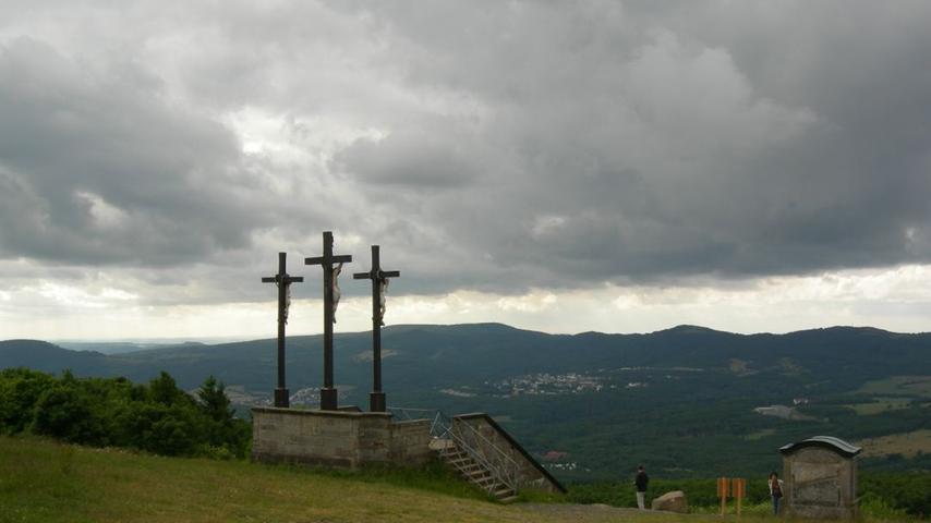 Als Wallfahrtsort hat der Kreuzberg, der sich im Naturpark und Bioshärenreservat Rhön erhebt, eine jahrhunderte alte Tradition. Sie brachte ihm den Beinamen „Heiliger Berg der Franken“ ein. Mit der Errichtung eines Franziskanerklosters begann man aber erst 1677. Eigentlich, so erzählt die Sage, sollte es an einem ganz anderen Platz entstehen, doch die Steine, die Tag für Tag an die vorgesehene Stelle gebracht wurden, fanden sich unerklärlicherweise über Nacht auf dem Kreuzberg wieder. So wurde der Konvent auch dort errichtet und im Jahre 1692 fertig gestellt. Seit 1731 verfügt das Kloster über eine eigene Brauerei. Hier wird das berühmte Kreuzbergbier gebraut.